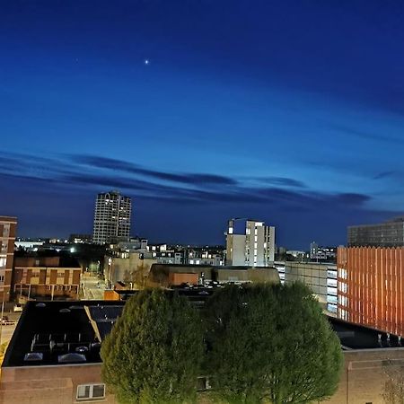 Paramount City View Swindon Bagian luar foto