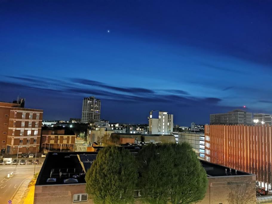 Paramount City View Swindon Bagian luar foto