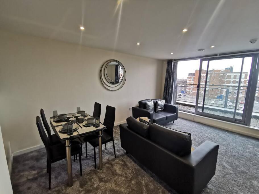 Paramount City View Swindon Bagian luar foto