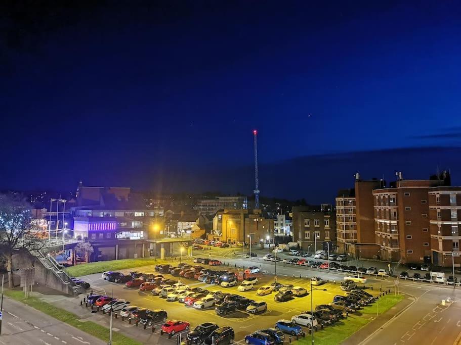 Paramount City View Swindon Bagian luar foto