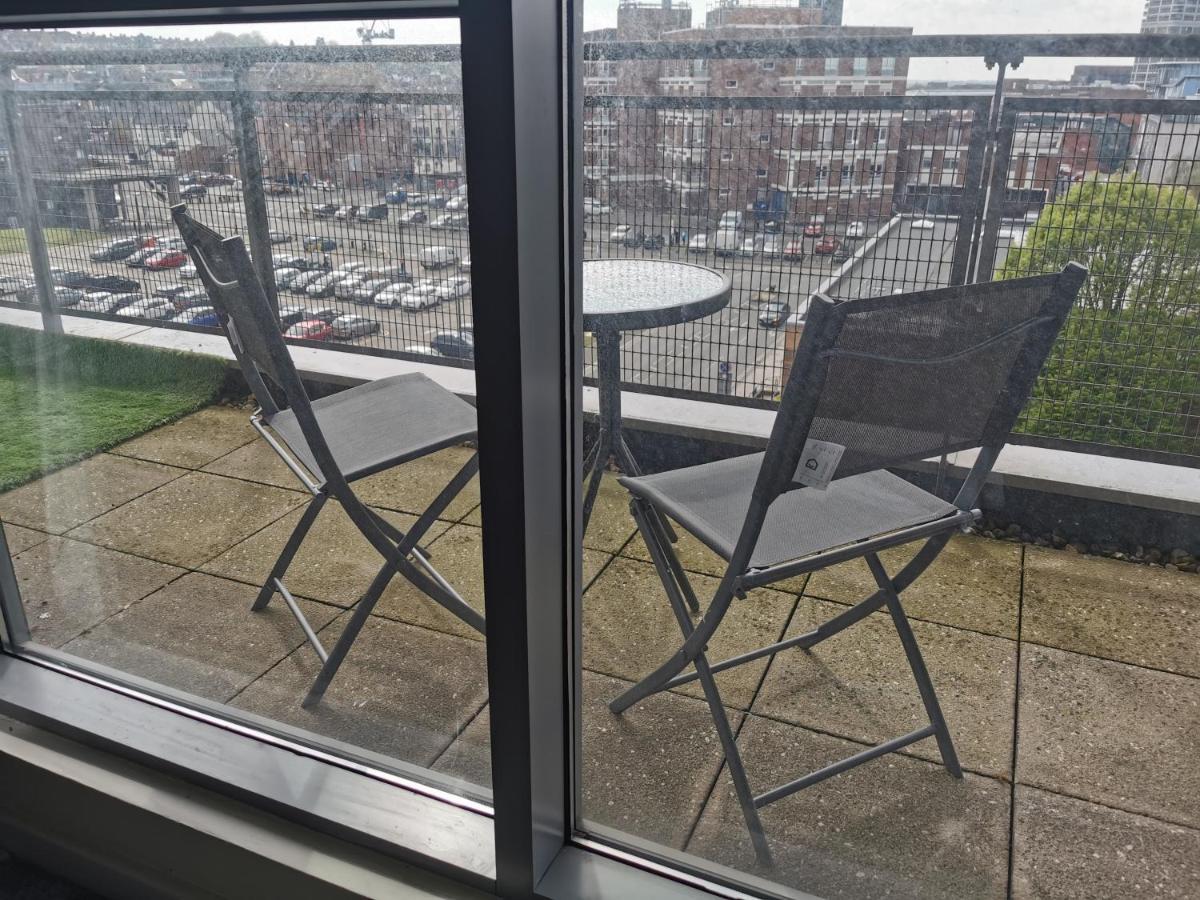 Paramount City View Swindon Bagian luar foto