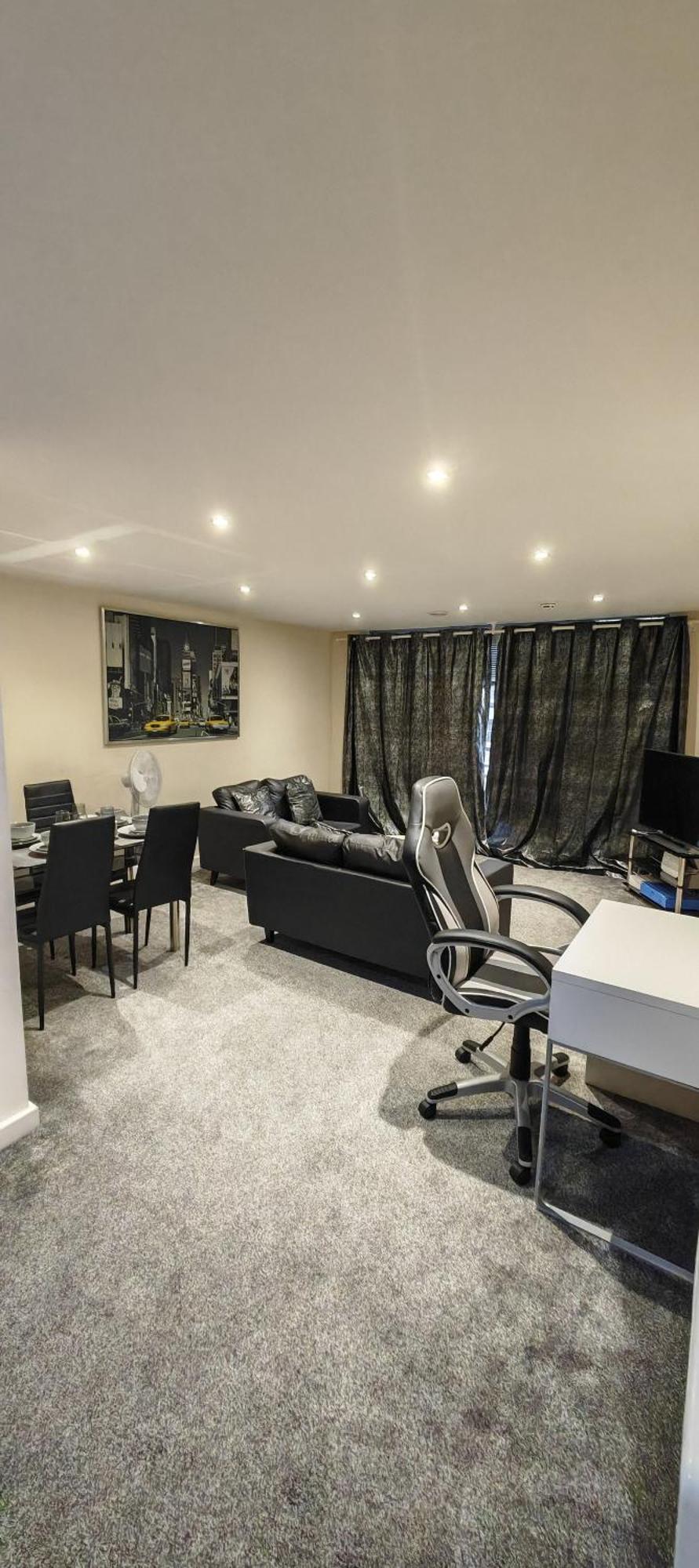 Paramount City View Swindon Bagian luar foto