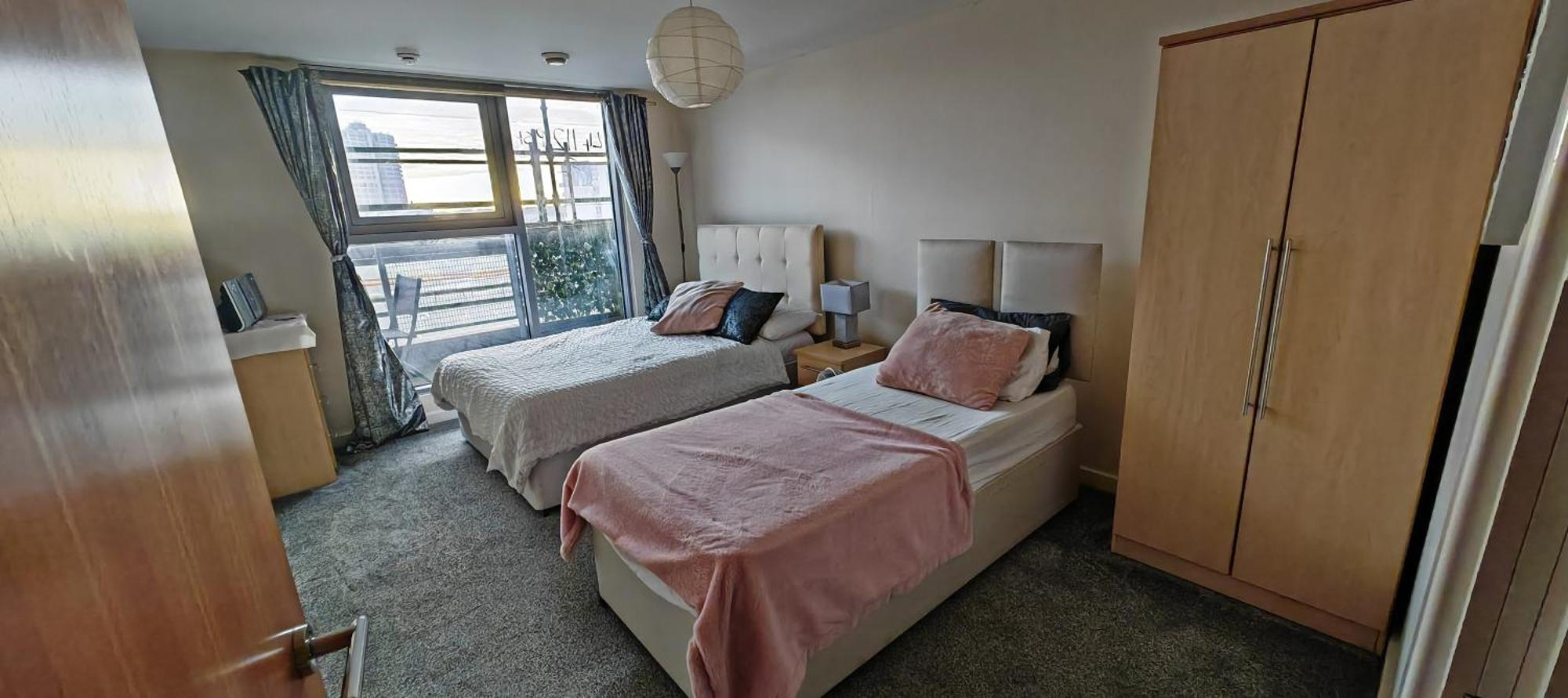 Paramount City View Swindon Bagian luar foto
